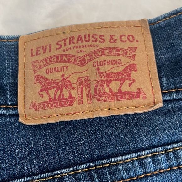 Levi jeans classic boot with fraying on the bottom size 33 waist - Picture 3 of 4